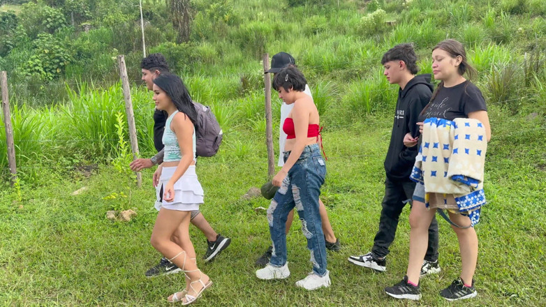 ManuelaAlvarez: Seks di luar ruangan, cewek latina muda bayar uang pensiun...