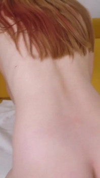 My18teens - Drobná dívka Emma Ginger škádlí její růžovou kundičku
