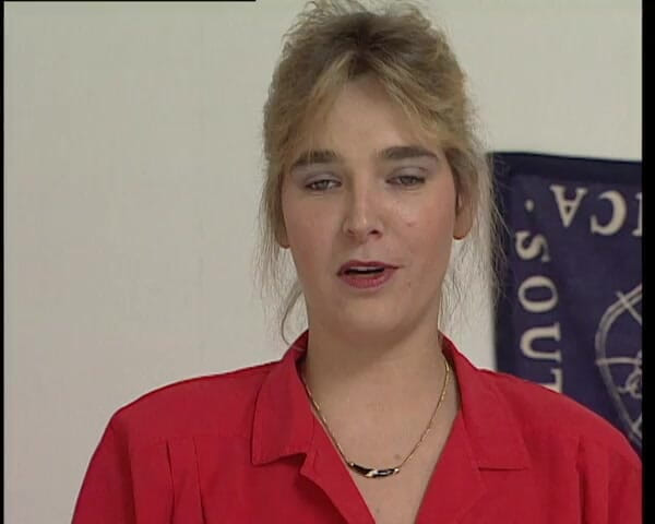 YOUR FIRST PORN: Rijpe Jenny zorgt voor haar poesje