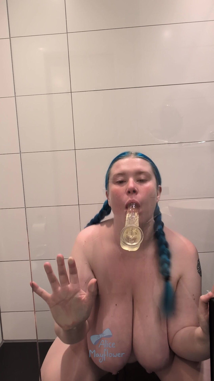 Alice_Mayflower_Scottish: Duşta sikiş ve emme- solo kız