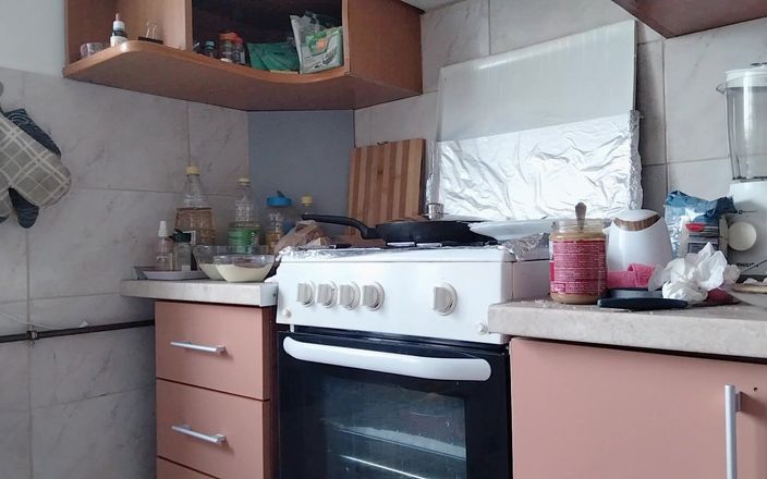 Mirsur: Seksowna macocha naga w kuchni, latina owłosiona cipka, duże cycki,...