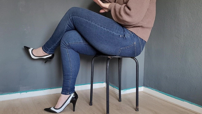 MisS Angel: Celana jins seksiku yang ketat 4