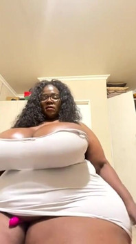 Tetona grandota milf hace striptease y tetas