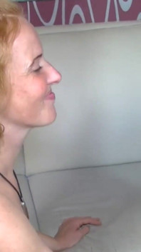 La ragazza tettona ama il gusto del carico caldo dopo essere stata scopata