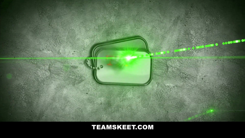 Team Skeet: Awek dengan tubuh yang menakjubkan dikongkek tanpa kondom pada penggambaran