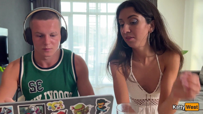 Katty West: Ik neuk een meisje cuckold en kom klaar op haar...