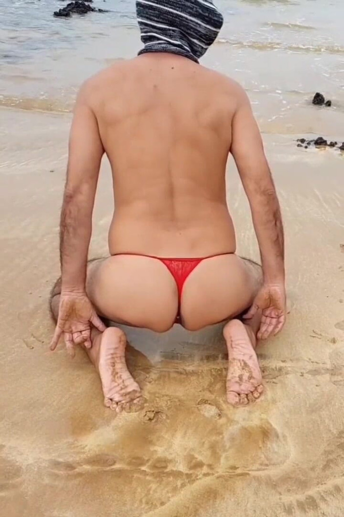 Ladysilvas: Ladysilva Crossdresser na praia de calcinha Que puta gostosa
