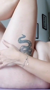 43yo MILF Faz Ioga Nua Enquanto Ela Estava Sozinha Em Casa