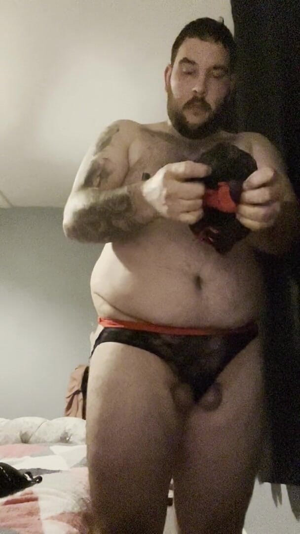 Shaun Cbt: 肛交变装者戴住帽子的鸡巴和球与穿孔的乳头