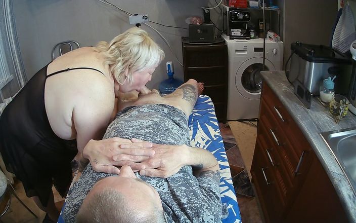Zona901: Onderdanige stiefmoeder geeft een pijpbeurt en trekt een lul af