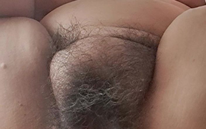 Mommy big hairy pussy: MiLF allunga le gambe aperte e riceve aria