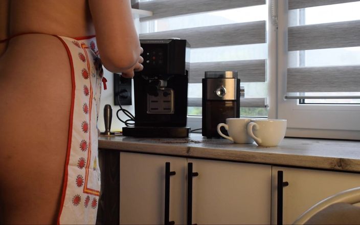 Julia SQuirt: Gorąca kawa od gospodyni domowej