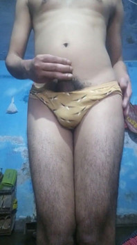 Nadržená indická femboy s phimosis čůrákem Honění a hlazení v kalhotkách nevlastní sestry až do výstřiku