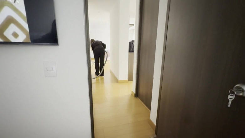 scarlettandc: Ça m’exhibe de voir mon employée aspirer la maison et...