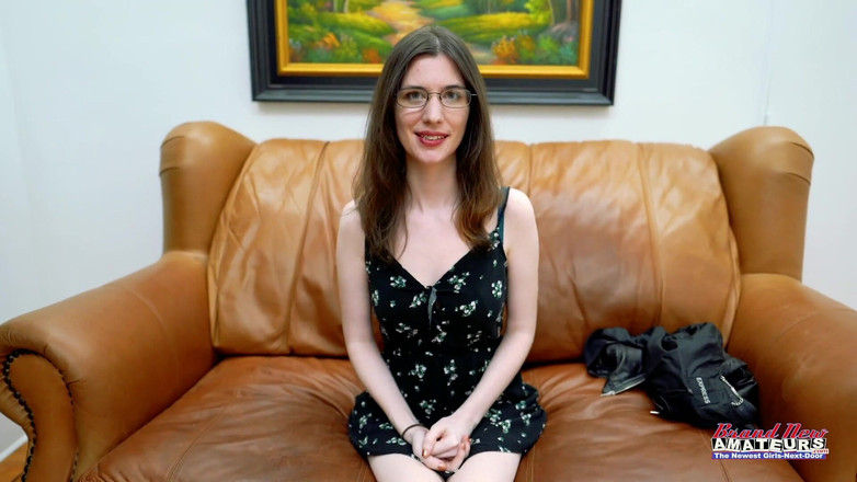 Brand New Amateurs: Část 1 ze 2 submisivní podivná MILFka se svléká před kamerou, saje...