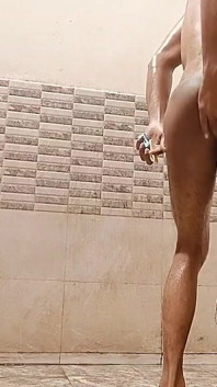 Můj nevlastní strýc chce šukat můj sexy zadek a stříkat dovnitř.