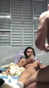 お尻の中の友人のペニスをからかう