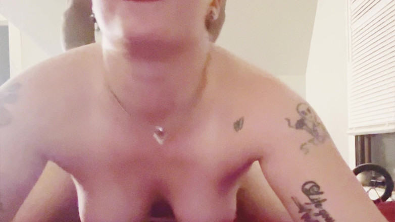 Thekookiejar: Chico recoge a una lesbiana varada y le da la...