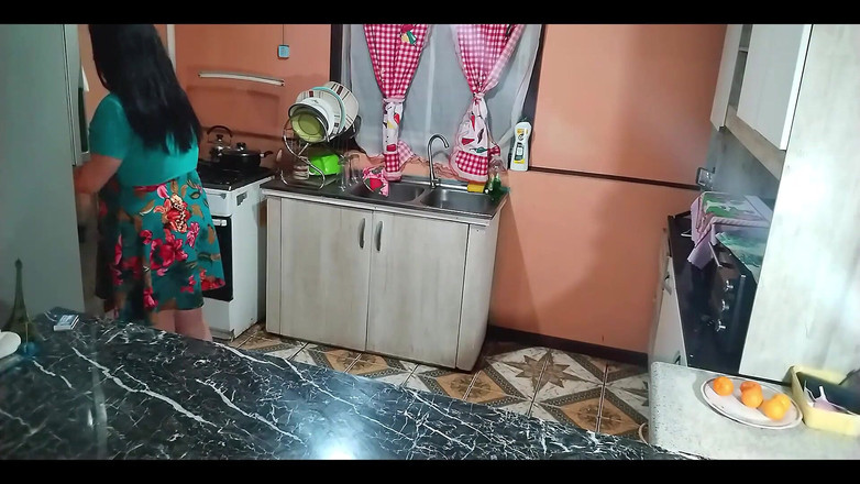 BBW Kelly Mom: セックスが好きな妻がいると、どこでもセックスします。キッチンでのセックス