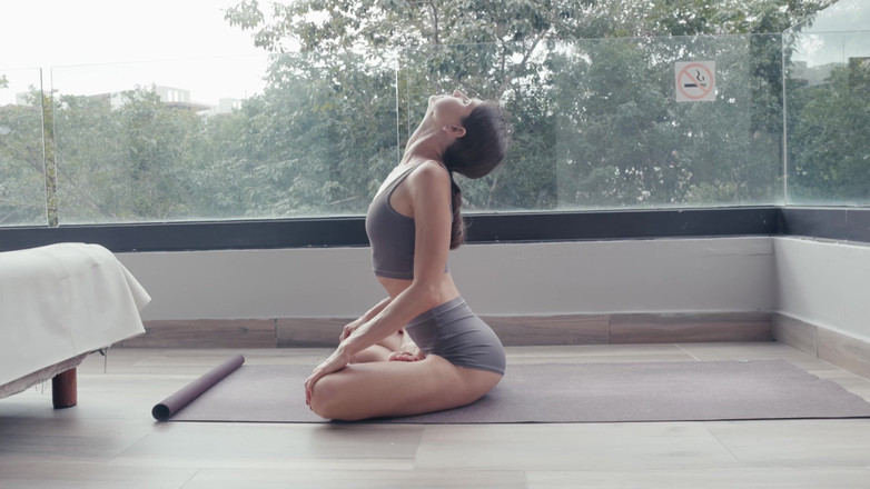 Gina Gerson: 발코니에서의 누드 요가