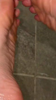 Kaki keriput basah di kamar mandi pov