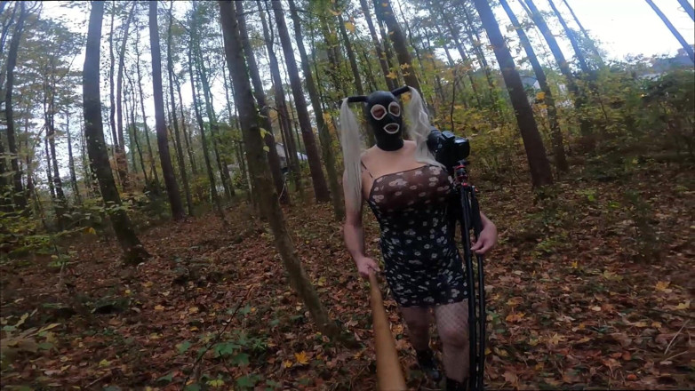 Jon Screcrow: Jätte Falska Bröst Crossdresser Går I Skogen Bakom Kulisserna Fotografering
