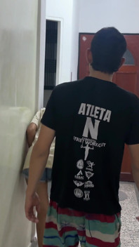 O padrasto anão passa roupas enquanto seus enteados atravessados e safados transam forte pelas costas dele. NO FIM, ISSO NOS PEGA!!