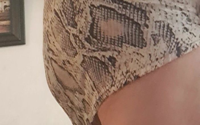 Mommy big hairy pussy: Bez majtek pod sukienką