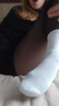 Sono così eccitata quando indosso collant sexy e calze bianche e voglio giocare con la mia figa