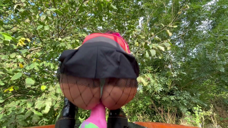 Hayley Quinn: PAWG děvka jezdí na Patrick Star Dildo na Landrover Defender...