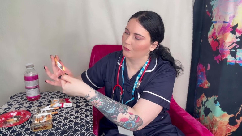 MissFFW: Sestra Ffw kouří několik cigaret najednou