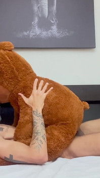 Ik zette de teddybeer op handen en voeten en kwam bovenop hem zitten