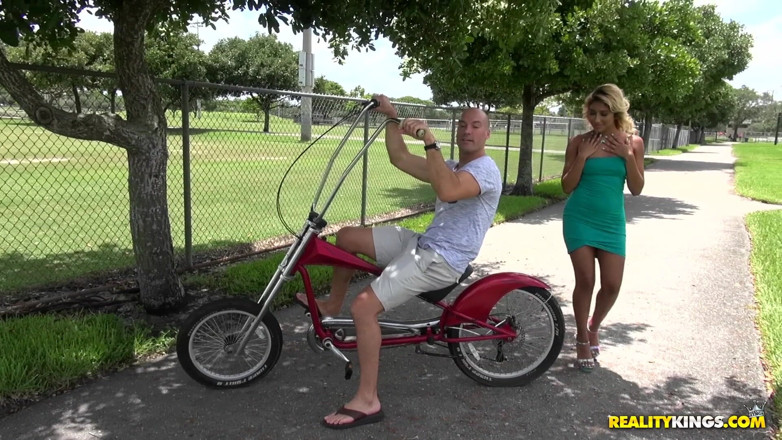 Reality Kings: Reality Kings - La sexy Ally Berry et Sean inspectent un...