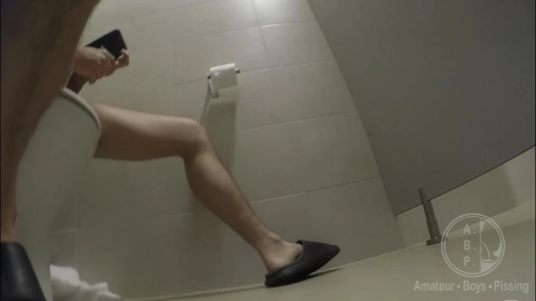 AmateurBoysPissing: 男孩在公共厕所隔间里撸管他未割包皮的鸡巴被抓包
