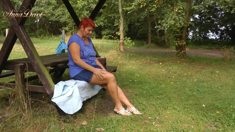 Anna Devot: Orman park yerinde kısa solo