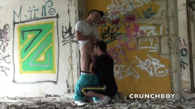 Crunch Boy: amir yuva skaili boy dvara chudaee, baahri jagah par eksahib