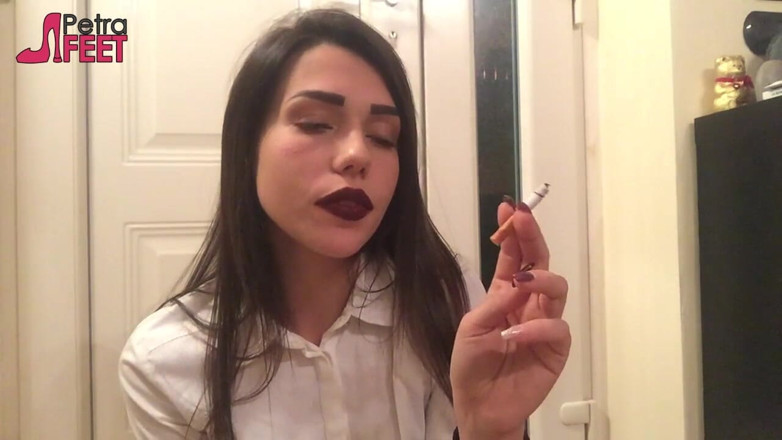 Smokin Fetish: Super sexy menina italiana provocando todo mundo com ela fumando