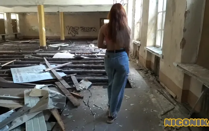 NIGONIKA: Nika Nat v opuštěném domě dává své první kouření Nigonika...