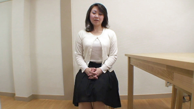 Asiatiques: Волосатая милфа соблазняет камеру на кастинге