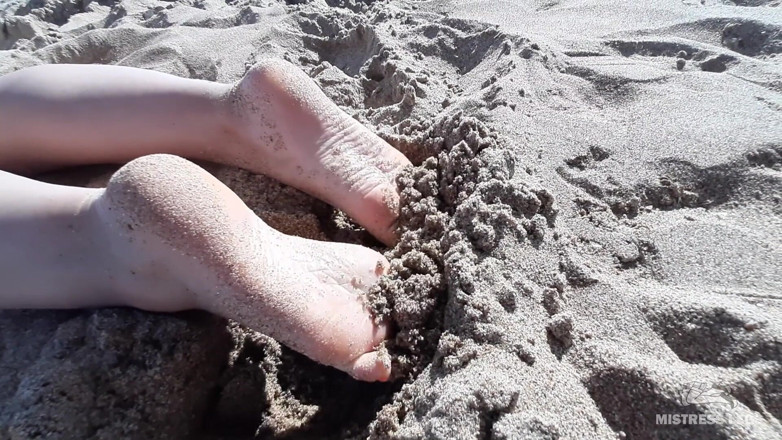 Mistress Legs: Puan bertelanjang kaki di pantai laut musim panas