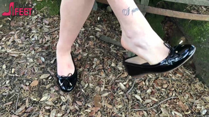 Smokin Fetish: Горячая тинка курит в парке