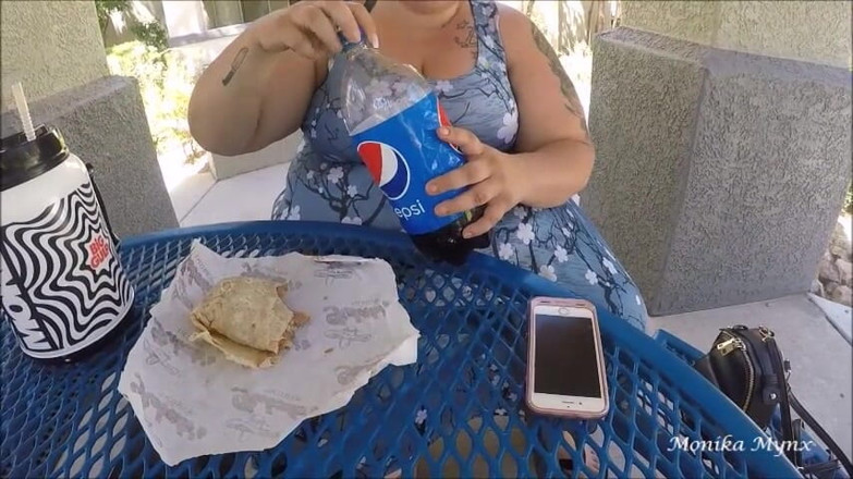 BBW Pleasures: 수영장에서 거대한 부리토를 먹는 SSBBW