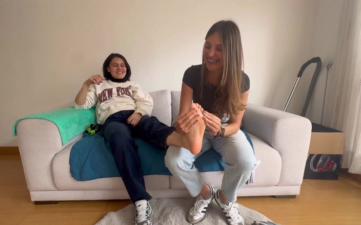scarlettandc: Ma copine me montre son fétiche en sentant et en...