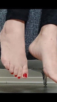 Prachtige strappy stiletto's en voeten