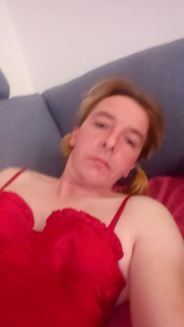 Leatransteen: Leatransteen masturbiert in roten dessous und kommt in den eigenen...
