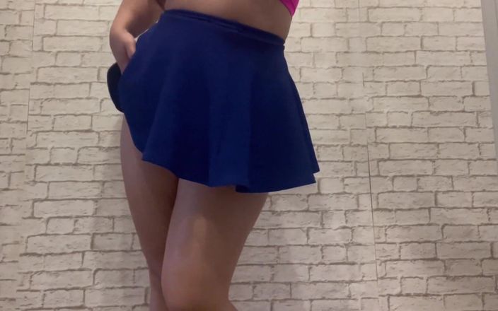 Lux Eva: 不穿内裤的热辣继妹获得强烈的高潮