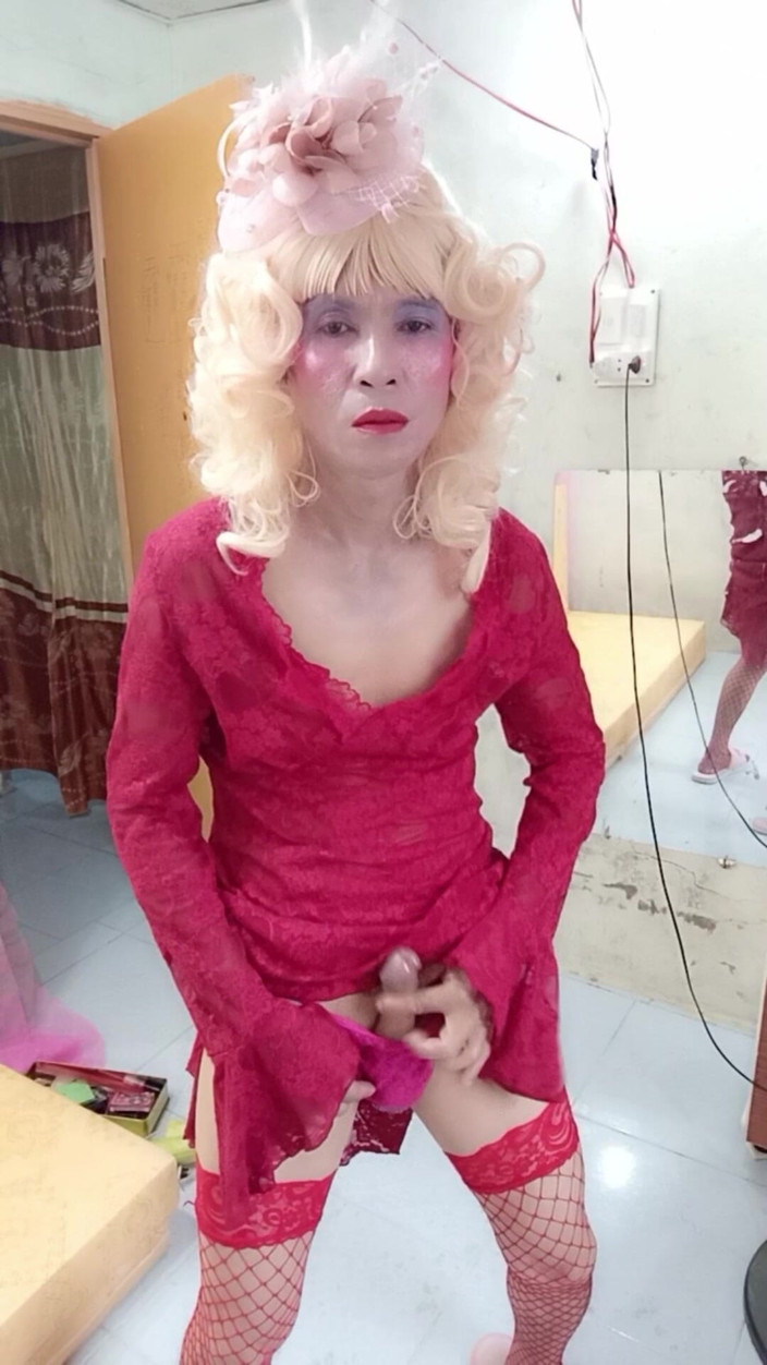 nguyen dang thien tri: Oanh Le Transgender vestindo um vestido selfie cock terrier