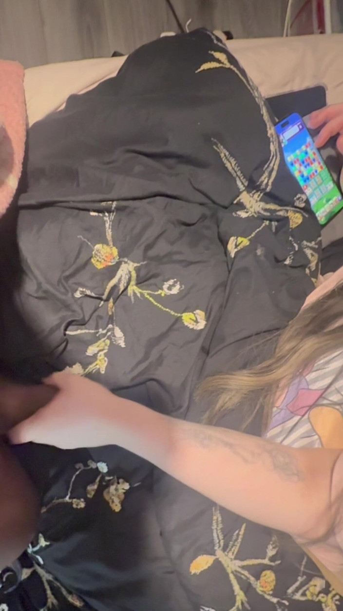 Nofaceguy09: Britische schlampe gibt ihrem stiefbruer einen handjob, während die eltern...
