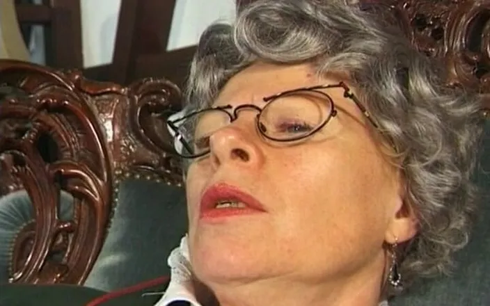 German's Old Chicks: Solo German Granny Likes to Finger Her Cunt