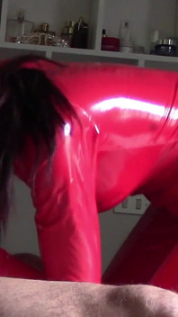 MiLF in tuta di lattice rosso e tacchi alti in pelle patent fa un pompino con ingoio